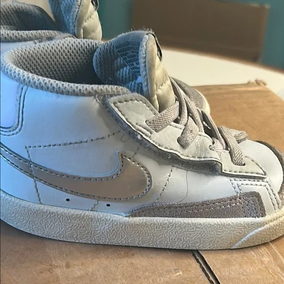 Nike Purple and White Sneakers with Classic Design - Picture 6 of 8